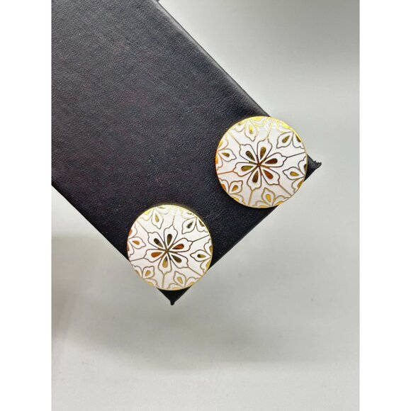 Vintage Elegant White Enamel Floral Stud Earrings Round Pierced Flower Jewelry - Picture 2 of 7
